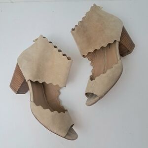 Anthropolgie Scalloped Shooties Tan Suede Peep-Toe Cutout Wood Block Heels Sz9.5